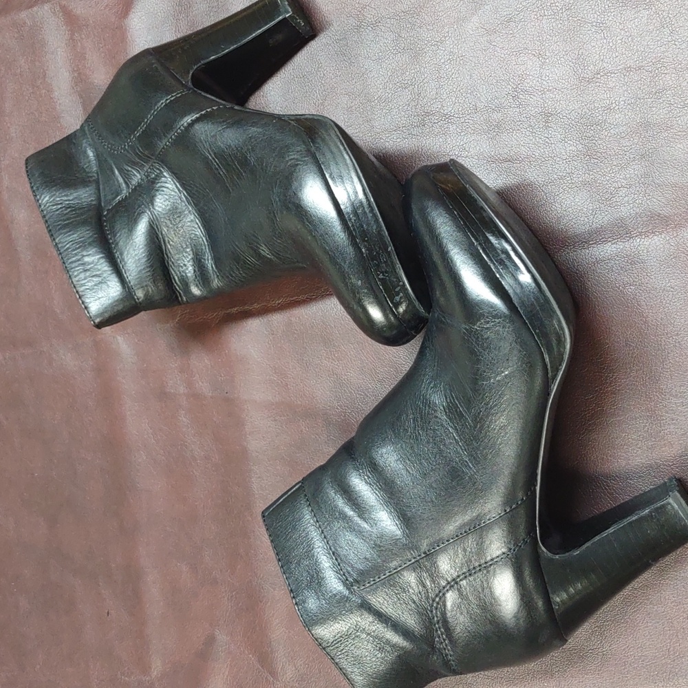 Make an offer !!!! Leather Nine west black ankle boots